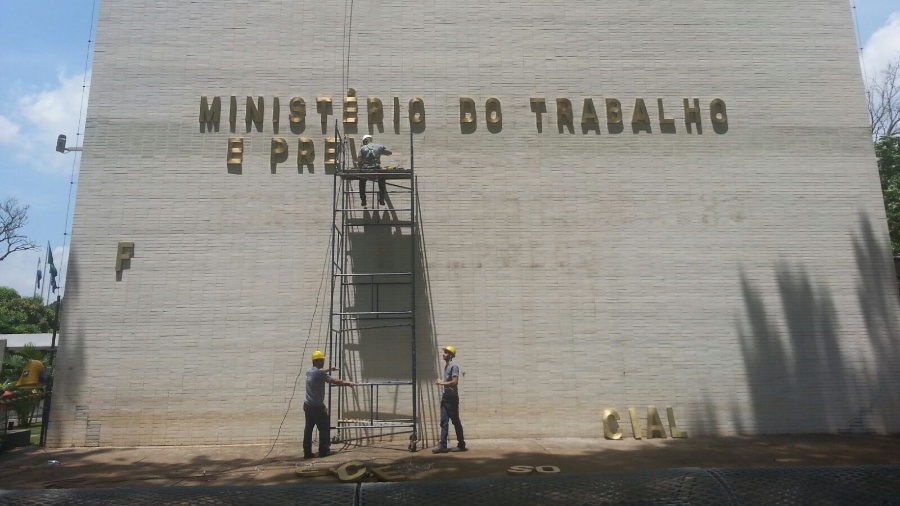 Letreiro do prédio do antigo Ministério do Trabalho foi atualizado, em 2019, após reforma ministerial Imagem: Renata Veríssimo Gomes/Estadão Conteúdo